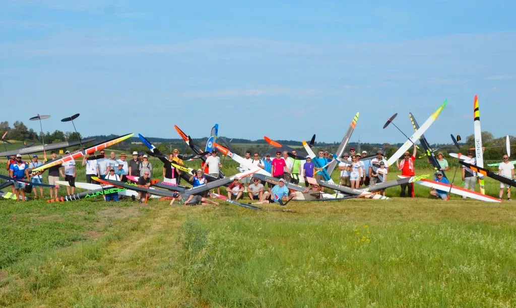 Gruppenfoto der Teilnehmer mit ihren aufgestellten F5J-Segelflugmodellen