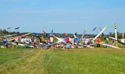 Gruppenfoto der Teilnehmer mit ihren aufgestellten F5J-Segelflugmodellen