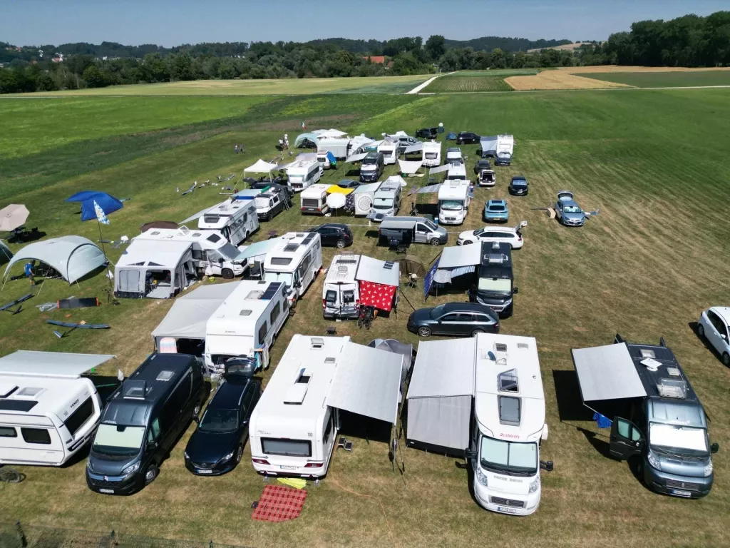 Luftaufnahme des Wohnmobil- und Wohnwagenlagers der Teilnehmer am Flugplatzrand
