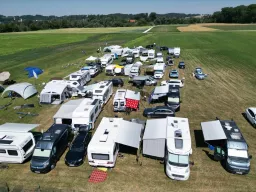Luftaufnahme des Wohnmobil- und Wohnwagenlagers der Teilnehmer am Flugplatzrand