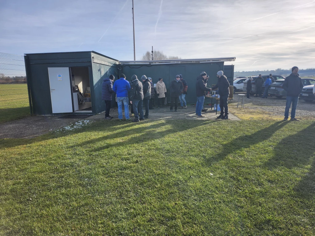 Gruppe von Vereinsmitgliedern vor dem Vereinscontainer auf dem Modellflugplatz
