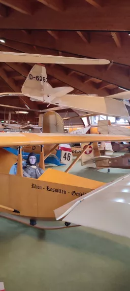 Gelbes Segelflugzeugmodell in einem Museum, mit alter Pilotenfigur, Kennzeichen D-6293, Rhön-Rossitten-Gesellschaft