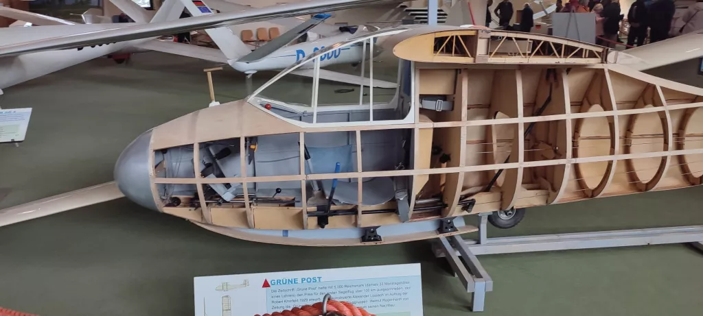 Detailliertes Schnittmodell eines Segelflugzeugs mit freiliegender Innenstruktur und Beschlägen