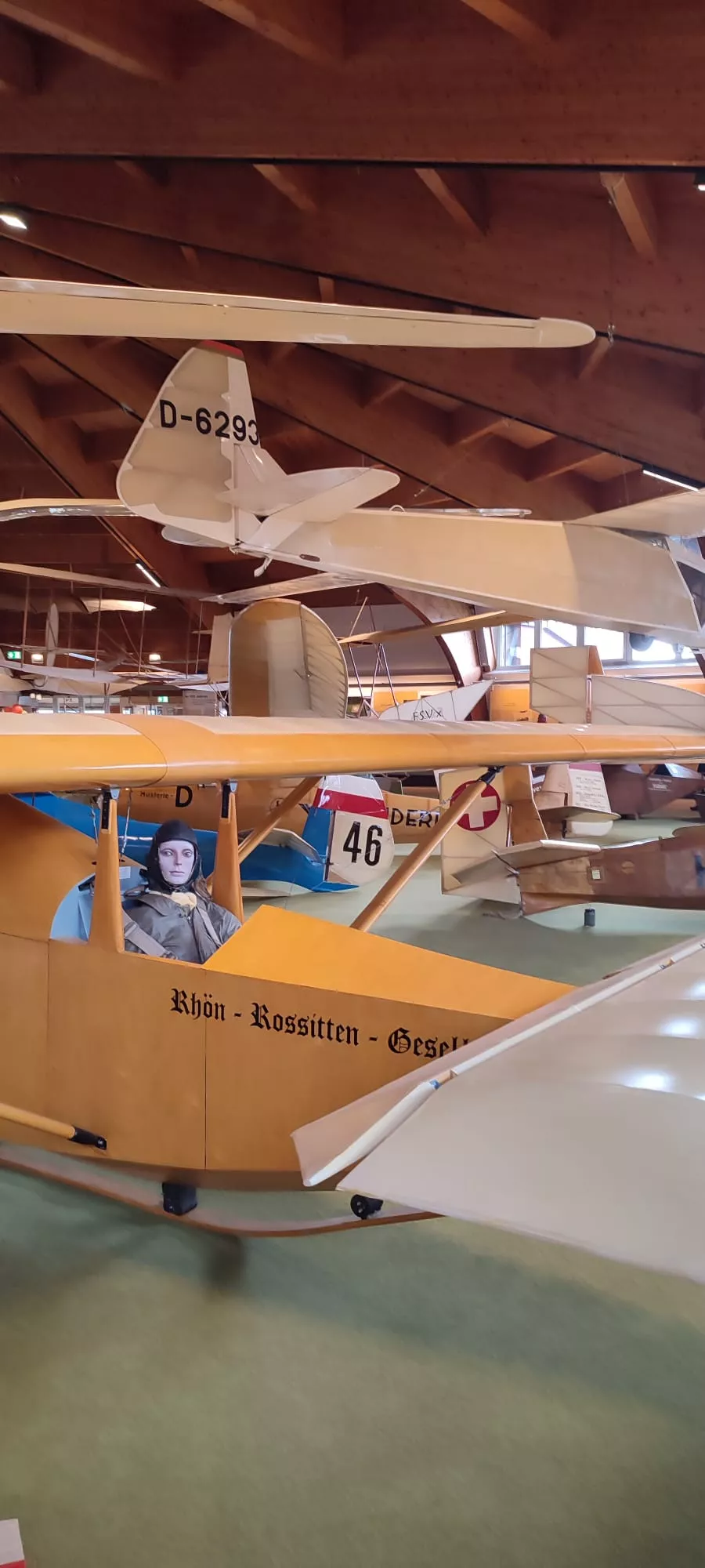 Gelbes Segelflugzeugmodell in einem Museum, mit alter Pilotenfigur, Kennzeichen D-6293, Rhön-Rossitten-Gesellschaft