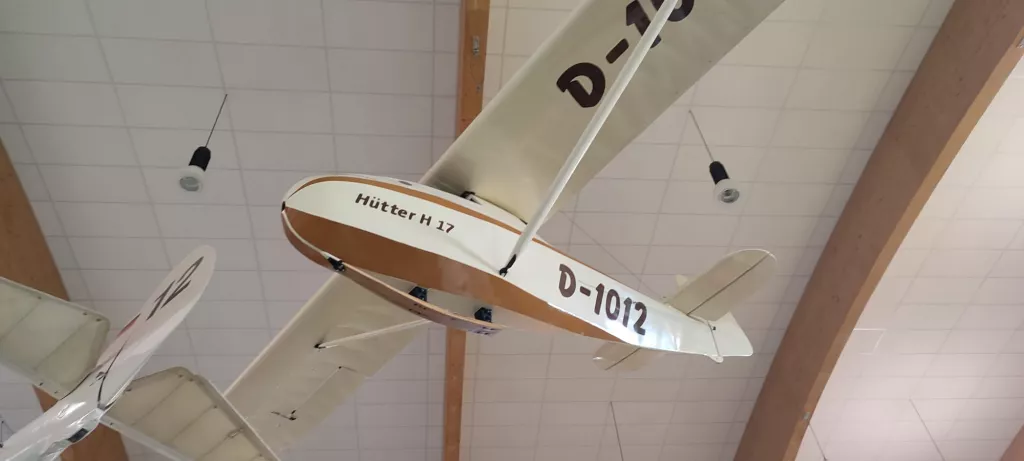 Weißes Segelflugmodell des Typs Hütter H 17 mit Kennzeichen D-1012, an der Decke eines Raumes hängend