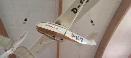 Weißes Segelflugmodell des Typs Hütter H 17 mit Kennzeichen D-1012, an der Decke eines Raumes hängend